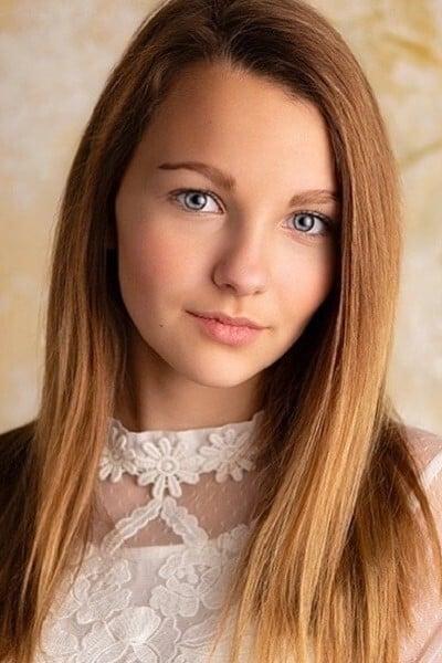 Livvy Stubenrauch | Young Anna (voice)