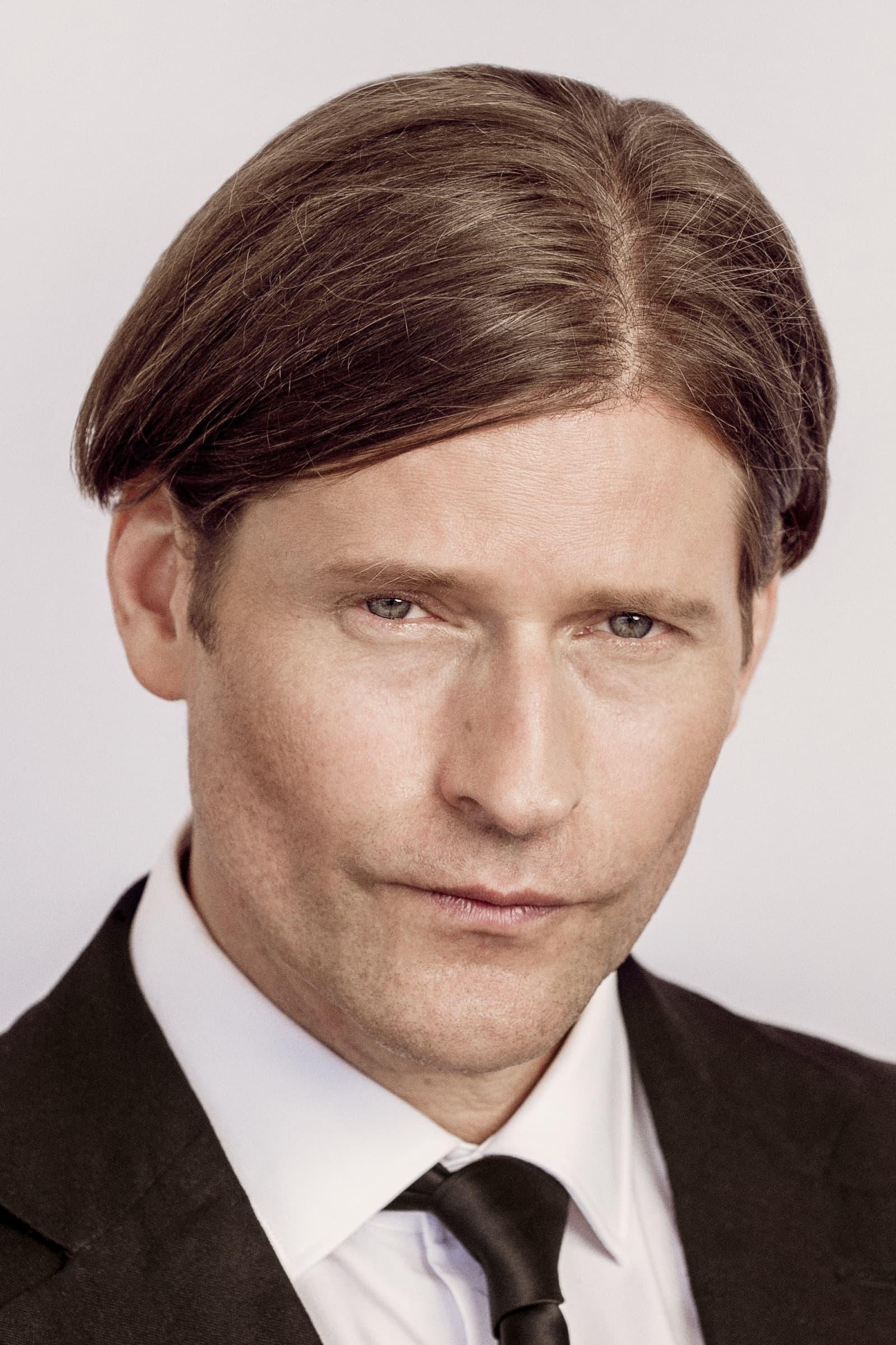 Crispin Glover | George McFly (archive footage) (uncredited)
