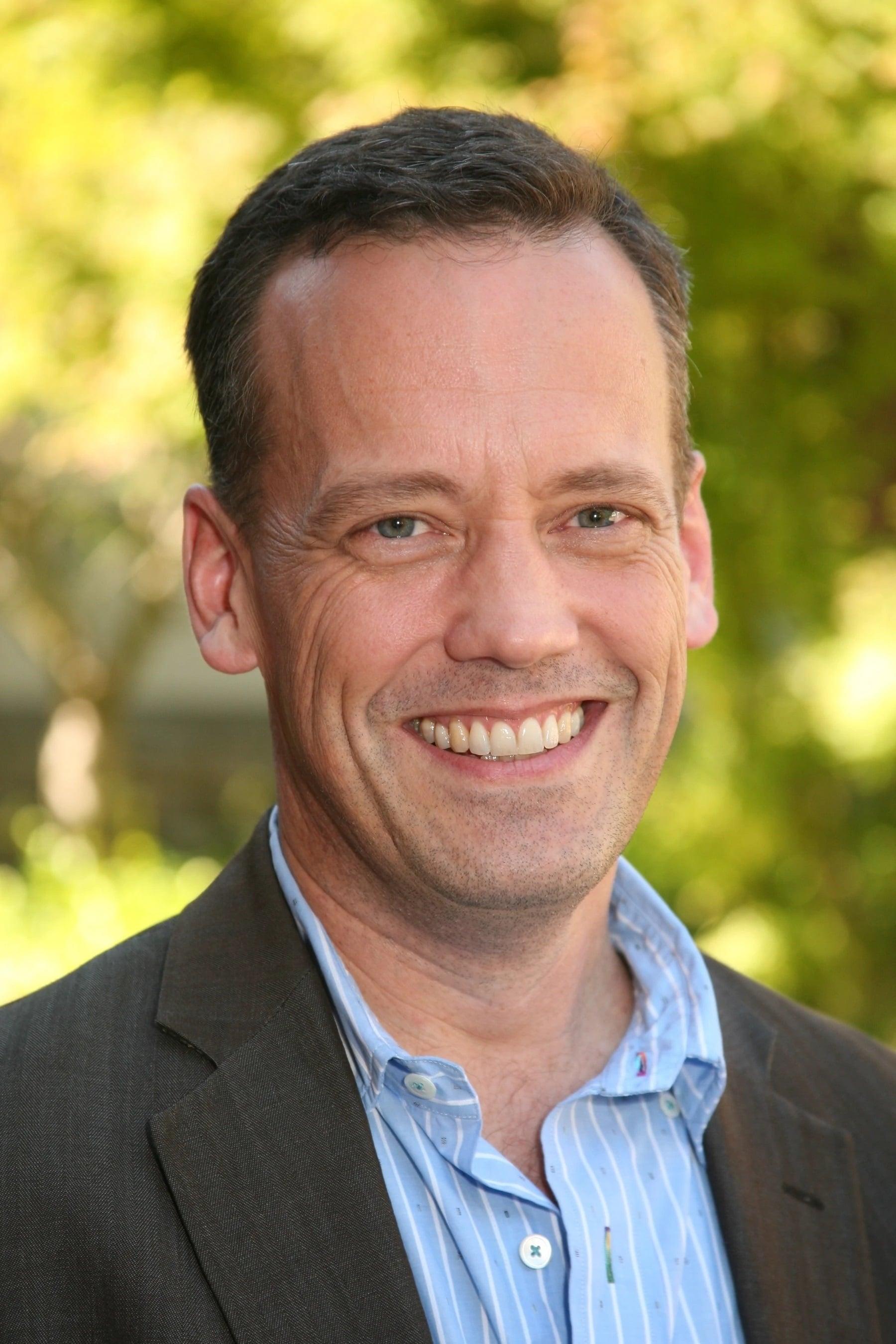Dee Bradley Baker | Officer in Charge / Newscaster (voice)