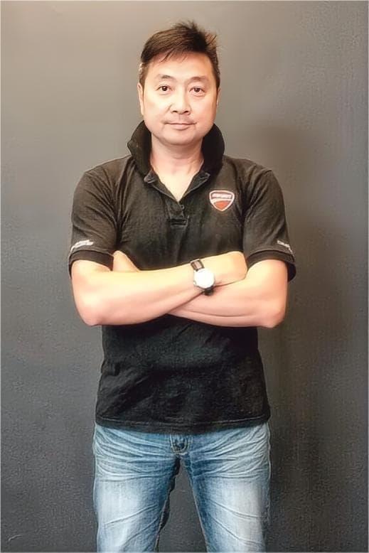 Raymond Tsang Chau-Ming | Surrending Policeman