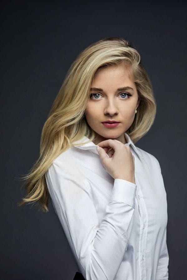 Jackie Evancho | Extra (uncredited)
