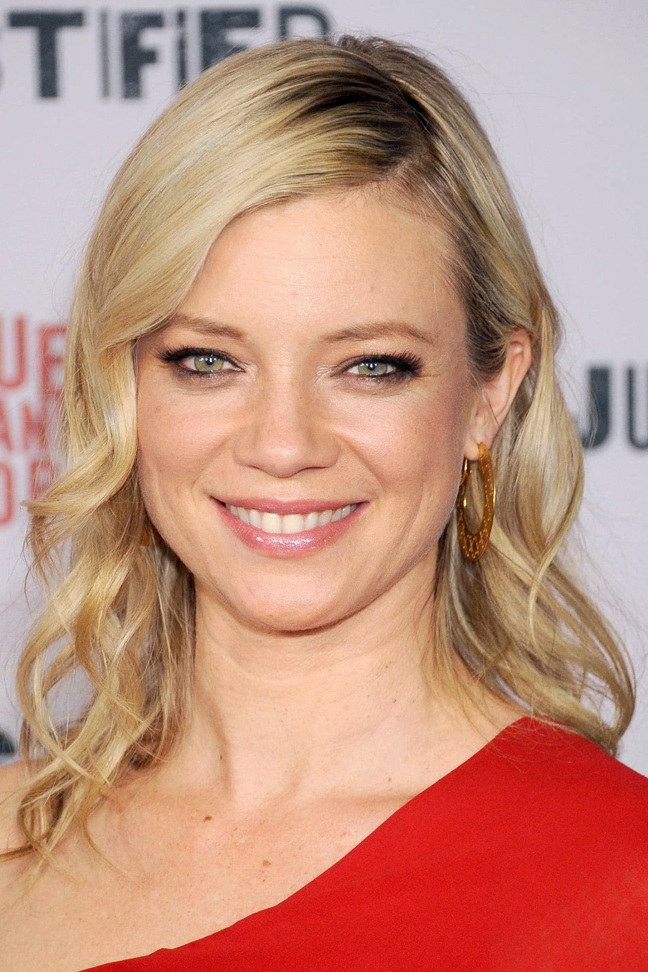 Amy Smart | Holly