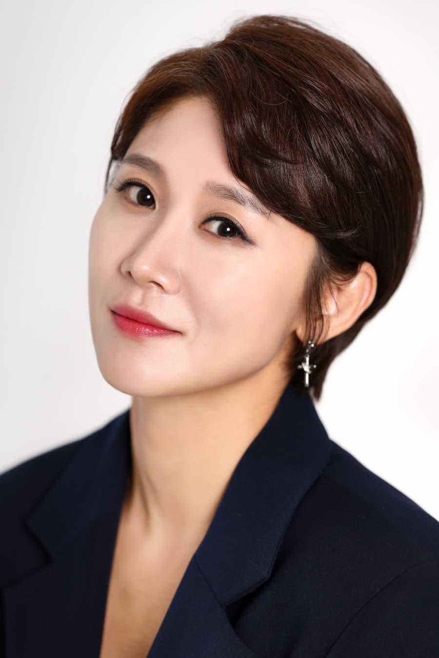 Yoo Yeon | Sweater Middle-Aged Woman