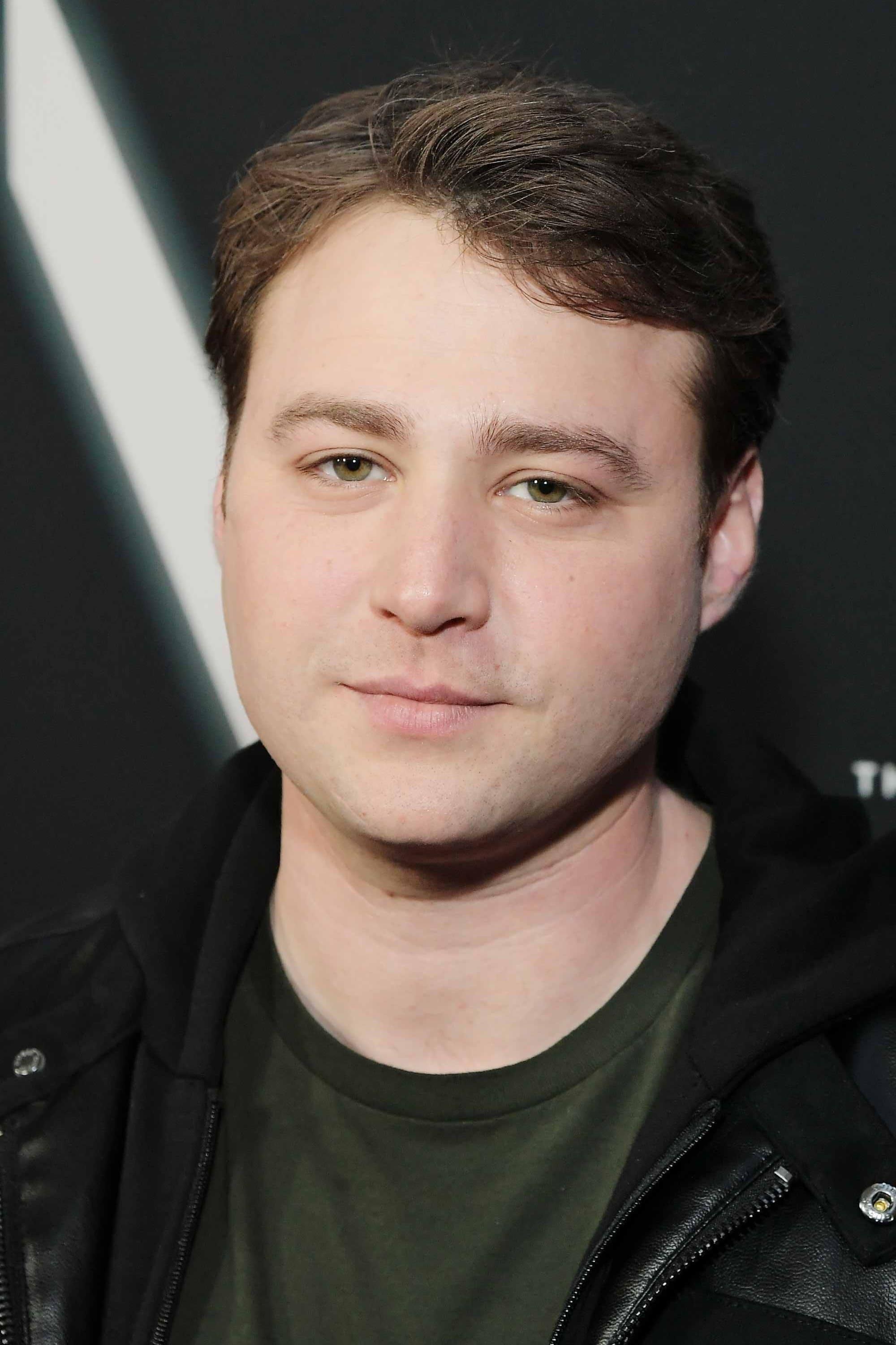 Emory Cohen | Howie