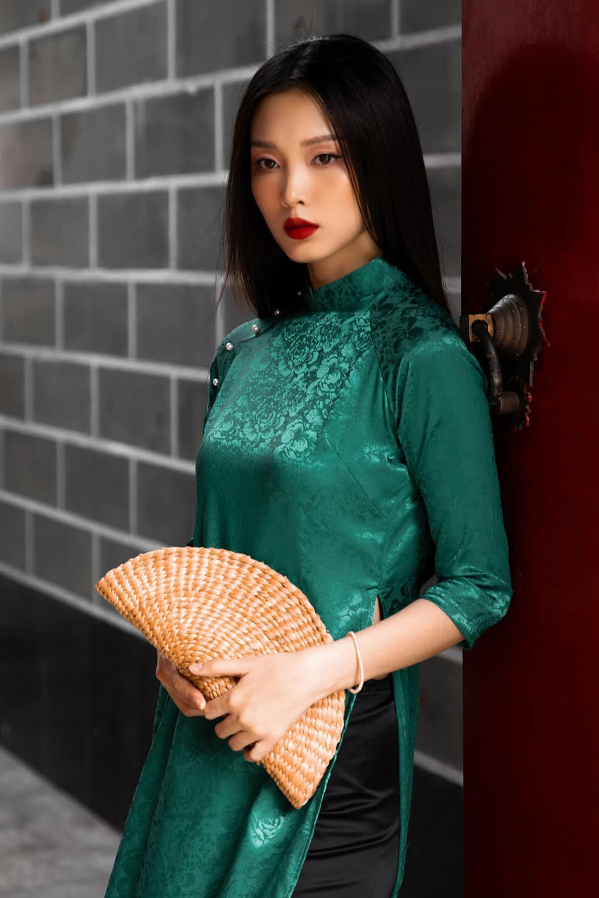 Thư Nguyễn | Cô gái mặc đầm đỏ
